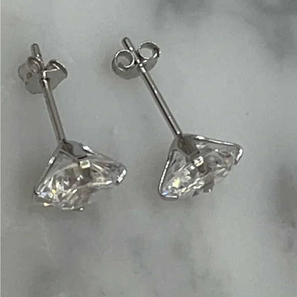 ITALO Jewelry CZ solitaire stud earrings set in 925 silver. - Picture 4 of 5